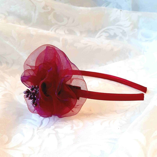 Romantischer Fascinator Haarreif in Bordeaux Rot und Violett mit romantischer Organza-Blume "Madeleine"