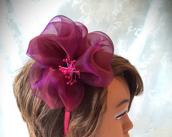 Charmanter Fascinator Haarreif in Pink und  Lila mit einer eleganten Organza-Blume "Vanessa"