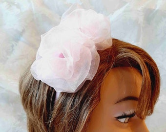 Zauberhafter Fascinator Haarreif in Rosa mit zwei romantischen Organza-Blumen "Adelaide"