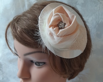 Eleganter Braut Fascinator in Creme Ivory und Hellrosa Apricot mit Federn Strass "Bernadette" romantisch festlich Hochzeit Brautmode Taufe