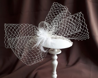 Casque de mariée fascinator casque blanc avec plumes de dentelle voile strass mariage « Belle » mode nuptiale élégant chapeau romantique