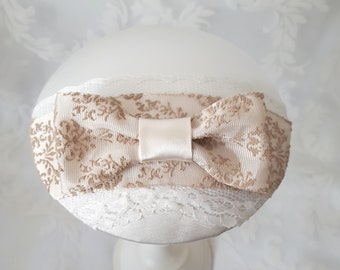 Braut Fascinator Creme Weiß Beige Spitze Schleife "Bérénice" Headpiece Hut Kopfschmuck Hochzeit elegant romantisch Accessoire festlich