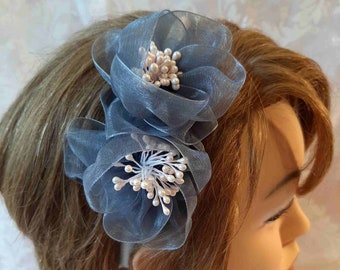 Kopfschmuck Reif Haarreif Fascinator in Hellgrau mit zwei Organza Rosen in Grau "Marguerite"