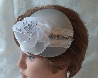 Braut Kopfschmuck Fascinator in Weiß und Hellgrau mit Strass Spitze und einer Satin Blume "Elise"