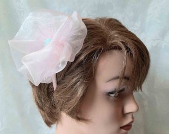 Zauberhafter Fascinator Haarreif in Rosa mit romantischer Organza-Blume "Sabrina"