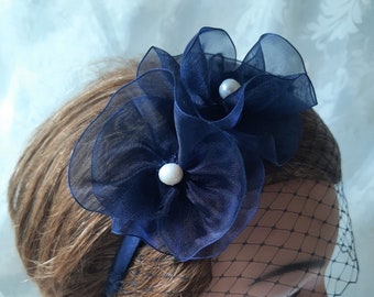 Kopfschmuck Reif Haarreif Fascinator mit zwei Organza Rosen und Perlen sowie Netzschleier in Dunkelblau "Merle"