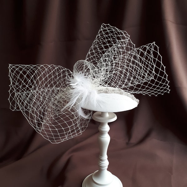 Braut Kopfschmuck Fascinator Weiß Headpiece mit Spitze Federn Schleier Strass Hochzeit "Belle" Brautmode elegant romantisch Hut Hütchen