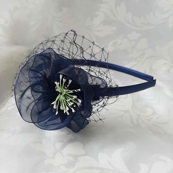 Kopfschmuck Reif Haarreif Fascinator mit einer Organza Rose und Netzschleier in Dunkelblau "Jasmine"