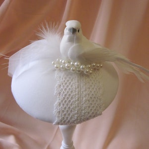 Braut Kopfschmuck Fascinator Taube Weiß Spitze Perlen Federn Headpiece Hut Petite Colombe romantisch elegant festlich Hochzeit Brautmode Bild 2
