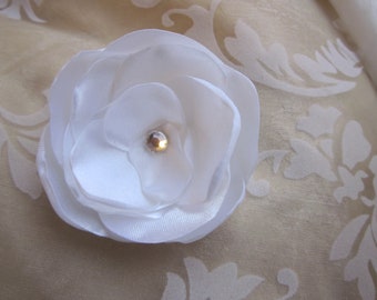 Stoffblume Weiß Satin Braut Brosche und Klammer "Blanche Neige" Hochzeit Brautmode Brautschmuck festlich romantisch Kopfschmuck elegant Fest