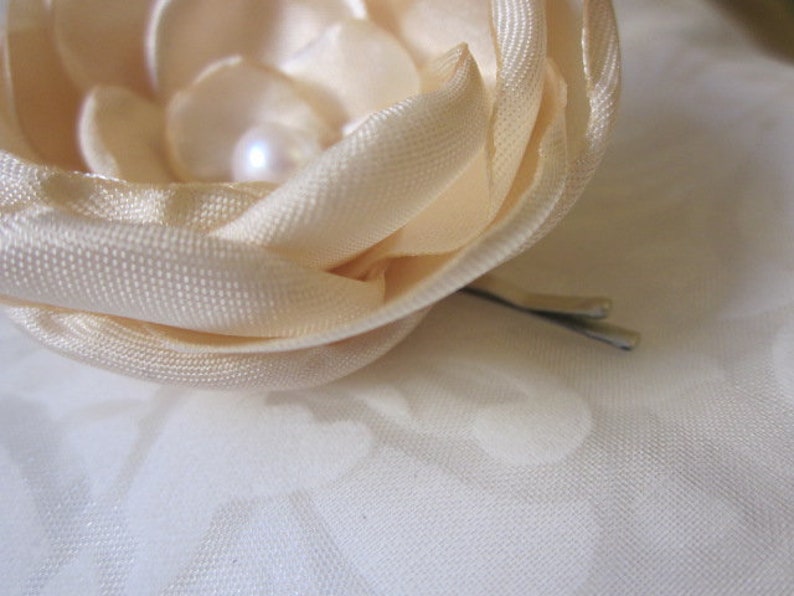 Satin Braut Haarklammer Stoffblume Beige Champagner mit Perle Fleur Beige Hochzeit Taufe Abschlussball Weihnachten romantisch elegant Bild 2