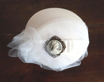 Braut Kopfschmuck Fascinator Weiß Creme Headpiece Satin Tüll Gemme nostalgisch Hochzeit "Paula" Brautmode elegant romantisch Hut Hütchen