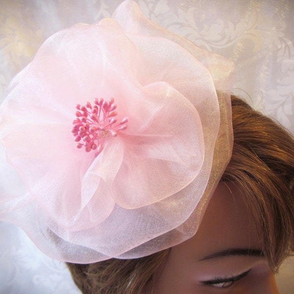 Zauberhafter Fascinator Haarreif in Rosa mit romantischer Organza-Blume "Rosalie"