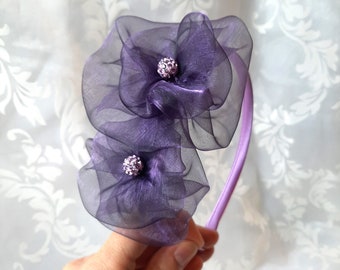Festlicher Fascinator Haarreif in Lila Violett Flieder Rosa mit romantischen Organza-Blumen "Pascale"