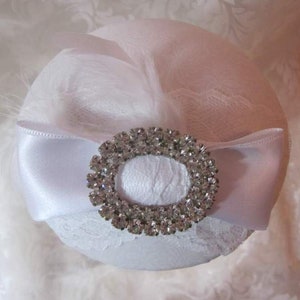 Braut Kopfschmuck Fascinator Weiß Strass Spitze Hochzeit Headpiece Ella Brautmode Hut festlich romantisch Brautschmuck elegant Taufe Bild 2