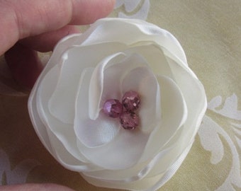 Weiße Braut Brosche Anstecker Satin Stoffblume "Charlotte" Brautschmuck Hochzeit Taufe Abschlussball Weihnachten festlich romantisch elegant