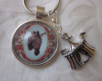 Schlüsselanhänger Zirkus Zebra Vintage Stil Blau Rot Zirkuszelt "Zèbre" Mitbringsel Präsent Geschenkidee Geburtstagsgeschenk Mitbringsel