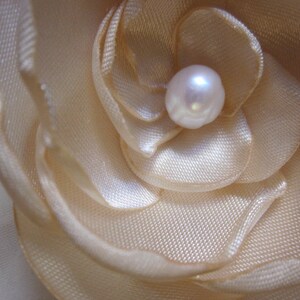 Satin Braut Haarklammer Stoffblume Beige Champagner mit Perle Fleur Beige Hochzeit Taufe Abschlussball Weihnachten romantisch elegant Bild 3