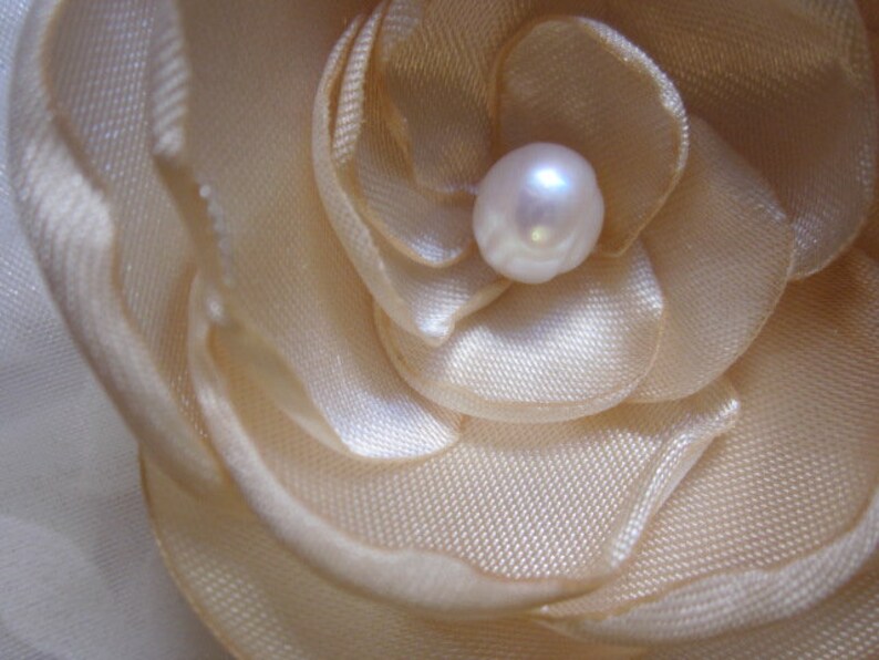 Satin Braut Haarklammer Stoffblume Beige Champagner mit Perle Fleur Beige Hochzeit Taufe Abschlussball Weihnachten romantisch elegant Bild 3