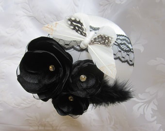 Fascinator Schwarz Weiß Stoffblumen Schmetterling Spitze Braut Kopfschmuck Hochzeit Taufe Fest elegant festlich Headpiece "Blanc et Noir"