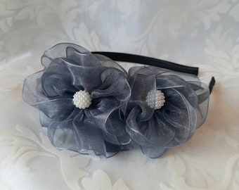 Kopfschmuck Reif Haarreif Fascinator mit zwei Organza Rosen in Grau "Mathilde"