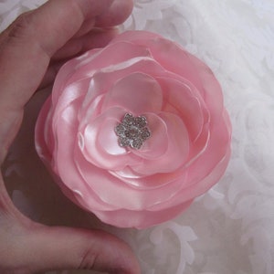 Rosa Stoffblume Braut Brosche Klammer mit Strass Bijou Rose Hochzeit Accessoire Brautschmuck romantisch elegant festlich Jubiläum zdjęcie 4