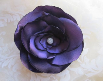 Große Stoffblume violett Satin Klammer Brosche lila Blume Haarblume "Belle" Taufe Abschlussball Weihnachten Jubiläum romantisch elegant