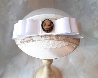 Fascinator Creme Weiß Beige Schleife Gemme "Victoire" Headpiece Hut Kopfschmuck Hochzeit elegant romantisch Accessoire festlich