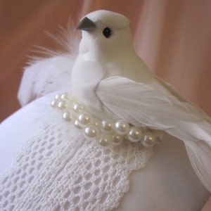 Braut Kopfschmuck Fascinator Taube Weiß Spitze Perlen Federn Headpiece Hut Petite Colombe romantisch elegant festlich Hochzeit Brautmode Bild 3