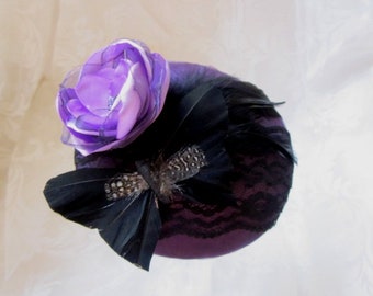 Lilafarbener Fascinator Stoffblume Schmetterling Spitze Schwarz "Violette"