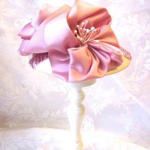 Braut Kopfschmuck Fascinator Hut Headpiece Creme Rosa Altrosa Jeanette elegant Hochzeit Taufe Abschlussball afbeelding 5