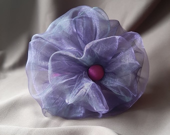 Verspielter Fascinator Haarreif in Lila Violett Pink mit opulenter Organza-Blume "Zoé"