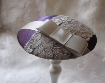 Bibi violet gris satin dentelle noeud "Sandrine" chapeau de mode nuptiale élégant festif romantique mariage baptême anniversaire célébration