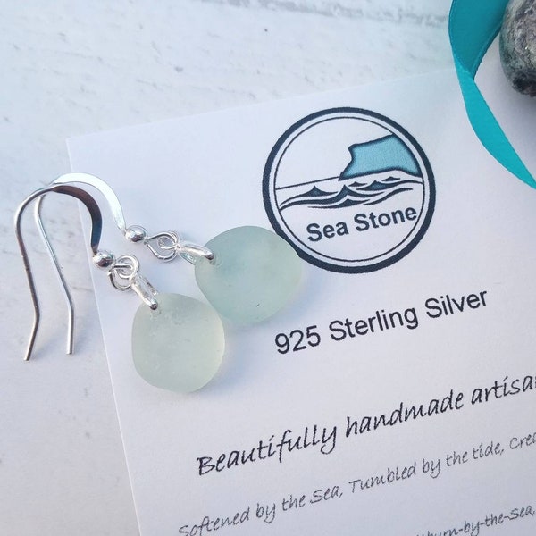 Ohrringe aus Sterlingsilber und Seeglas. Ohrringe aus Sterlingsilber. Tropfenohrringe. Schmuck aus Seeglas. Geschenk für sie. Ohrringe aus Strandglas