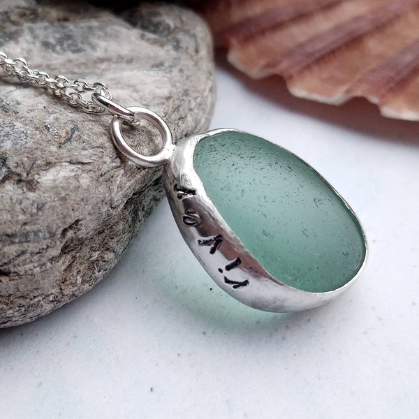 Personalisierte Seeglas Halskette. Handgefertigter massiver Silberanhänger. Geschenk für einen Liebhaber des Ozeans. Strand Schmuck. Surfer Geschenk. Maßanfertigung