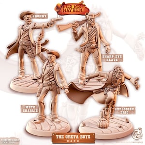Pode incluir: Quatro figuras em miniatura pintadas de cowboys em várias poses, em pé sobre bases circulares. As figuras fazem parte de um conjunto chamado "The Greta Boys Band" e têm o tema "Wild West Mayhem".