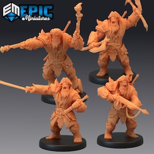 Può includere: Quattro miniature di plastica non dipinte di orchi che indossano cappelli da pirata e impugnano diverse armi. Gli orchi indossano armature e hanno la barba. Le miniature sono su basi nere.