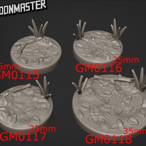 Może przedstawiać: Cztery okrągłe, szare, żywiczne podstawki do figurek z wzorem leśnym. Podstawki mają średnicę 25 mm i 35 mm. Podstawki są oznaczone jako GM0115, GM0116, GM0117 i GM0118.