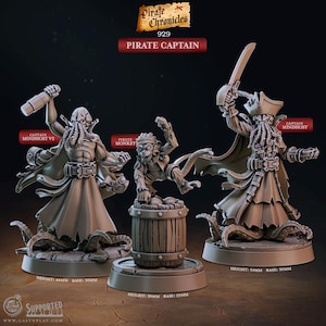 Op de afbeelding: Drie 3D-geprinte miniatuurfiguren van een piratenkapitein, een piraat-aap en een vat. De piratenkapitein houdt een zwaard vast en heeft een lange baard en haar. De piraat-aap houdt een schatkist vast. Het vat is gemaakt van hout en heeft een metalen band eromheen. De figuren zijn in lichtgrijs geverfd. De figuren maken deel uit van de Pirate Chronicles 929-collectie.