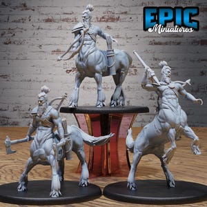 Op de afbeelding: Een verzameling grijze miniatuur centaurfiguren, elk met wapens zoals bogen, bijlen en zwaarden. De figuren staan op zwarte bases, met één op een decoratieve standaard. Het Epic Miniatures logo is zichtbaar.