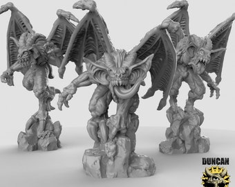Puede incluir: Tres figuras de gárgola en miniatura de color gris y detalladas con alas, de pie sobre bases rocosas. Cada gárgola tiene una expresión amenazante y dientes afilados.