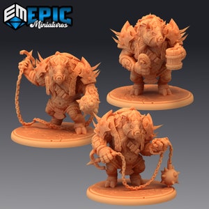 Op de afbeelding: Drie miniatuurbeeldjes van antropomorfe zwijnen in gevechtsrusting. Elk zwijn poseert anders, met wapens als een spijkerknuppel en ketting, of een houten mok. De beeldjes zijn lichtoranje van kleur en staan op ronde sokkels.
