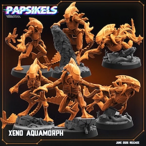 Peut inclure: Une collection de figurines miniatures orange intitulée PAPSIKELS XENO AQUAMORPH. Les personnages présentent des têtes allongées, des torses nervurés et des membres inspirés du milieu aquatique avec des nageoires sur des socles gris.