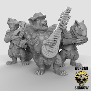 Peut inclure: Trois figurines miniatures peintes en gris de rats jouant des instruments de musique. Le rat au centre porte un chapeau et joue du luth. Le rat à gauche joue de la lyre. Le rat à droite joue de la flûte à bec.