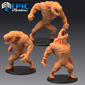 Puede incluir: Tres miniaturas impresas en 3D de criaturas humanoides con rasgos reptilianos. Las figuras están pintadas en un color naranja claro y tienen una definición muscular detallada. Las figuras están en diferentes posturas dinámicas, con una figura rugiendo con la boca abierta.