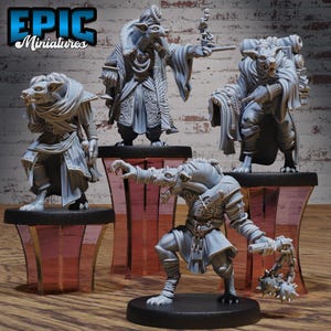 Könnte beinhalten: Fünf grau bemalte Miniaturfiguren von anthropomorphen Wölfen, jede mit einer anderen Pose und einem anderen Ausdruck. Die Figuren stehen auf kleinen, runden Sockeln. Die Figuren tragen alle unterschiedliche Kleidung und Accessoires, darunter eine Robe, einen Umhang, einen Hut und eine Kette mit einer Stachelkugel. Die Figuren sind alle in Kampfstellung, mit ausgefahrenen Krallen und Zähnen. Die Figuren sind alle aus hochwertigem Harz gefertigt und handbemalt. Die Figuren sind alle Teil eines Sets von Miniaturen für Tabletop-Rollenspiele.