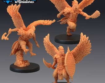 Op de afbeelding: Drie miniatuurfiguurtjes van vogelachtige wezens met uitgespreide vleugels. De figuurtjes zijn in een lichtbruine kleur geverfd en hebben gedetailleerde kenmerken. De figuurtjes staan op ronde bases.