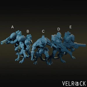 Op de afbeelding: Vijf blauwgrijze miniatuurfiguren van reptielachtige mensachtigen in gevechtshoudingen. Elke figuur is gewapend met een wapen, waaronder geweren en pistolen. De figuren zijn gelabeld A tot en met E. Het Velrock-logo staat rechtsonder.