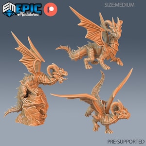 Może przedstawiać: Trzy trójgłowe miniaturowe smoki wydrukowane w 3D w jasnobrązowym kolorze. Smoki są w różnych pozach, jeden siedzi na skale, jeden lata, a jeden stoi z rozpostartymi skrzydłami. Tekst "SIZE:MEDIUM" i "PRE-SUPPORTED" jest widoczny na obrazku.