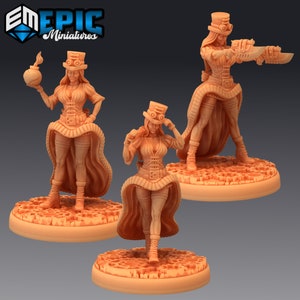 Peut inclure: Trois figurines féminines de style steampunk avec des chapeaux hauts de forme et des lunettes. Chaque figurine est posée différemment et tient un accessoire différent. Les figurines sont peintes dans une couleur brun clair et sont posées sur des bases circulaires.